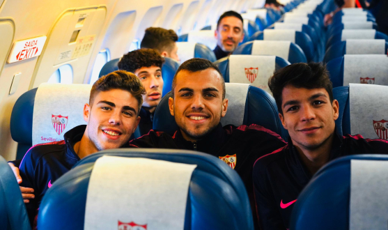 Pozo, Jordán y Óliver Torres, en el avión hacia La Coruña