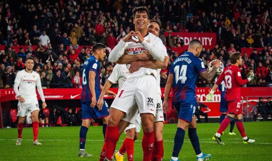 Óliver Torres celebra el tercer gol del Sevilla FC ante el Levante UD