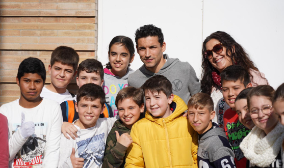 Jesús Navas, junto a unos niños en Los Palacios 