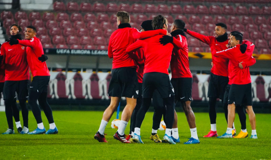 El Sevilla FC entrenó en el Estadio Constantin Radulescu