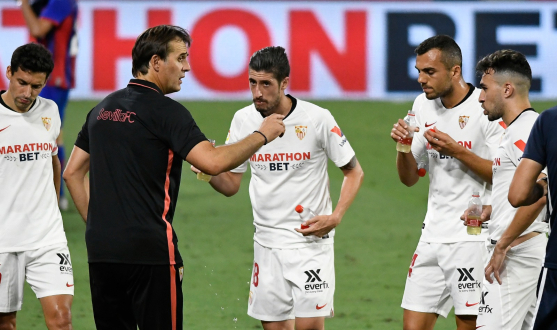 Julen Lopetegui, técnico del Sevilla FC, da instrucciones a sus jugadores