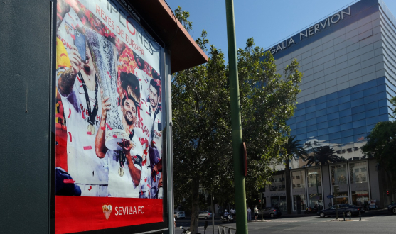 Quiosco engaladado con motivos de la sexta UEL del Sevilla FC