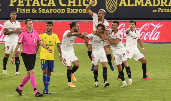 El Sevilla FC celebra el tercer tanto en la victoria en Cádiz