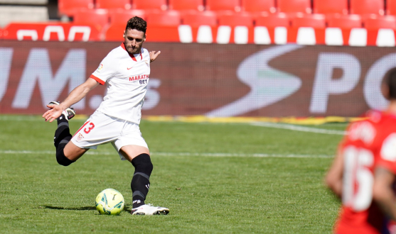 Sergi Gómez golpea el balón en el partido contra el Granada CF