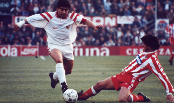 Maradona, en un partido con el Sevilla FC