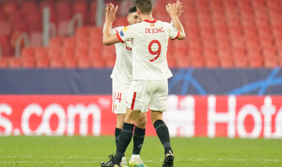 Óscar y De Jong festejan el segundo tanto del Sevilla FC