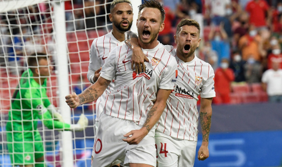 Rakitic celebra su tanto de penalti ante el FC Salzburg
