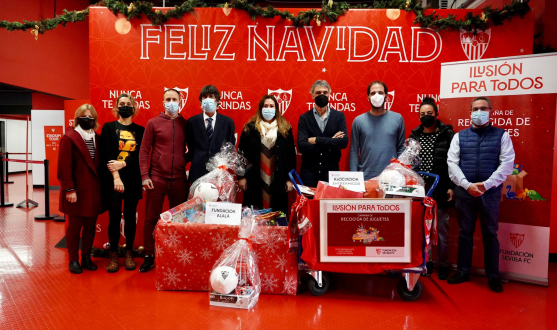 Entrega de juguetes donados a los niños del Polígono Sur por la Fundación del Sevilla FC