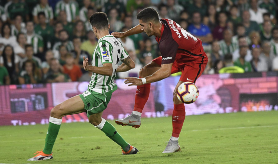 André Silva del Sevilla FC ante el verdiblanco Bartra