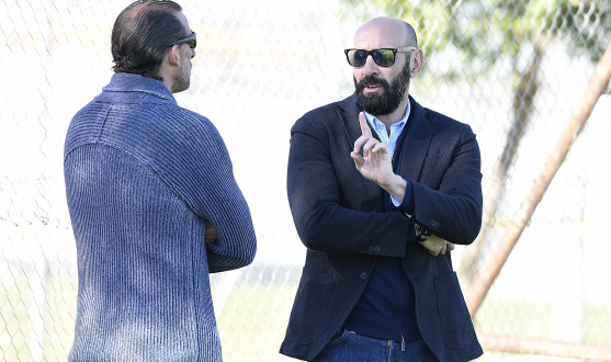 Monchi and Óscar Arias at the training session