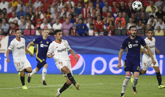 Jesús Navas del Sevilla FC ante el NK Maribor