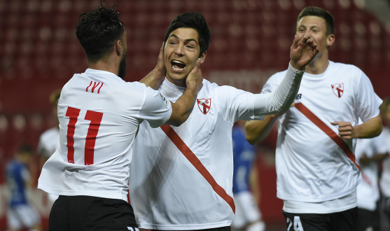 Borja Lasso celebra un gol junto a Ivi y Marc Gual
