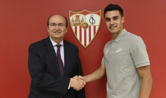 Castro y Reguilón sellan la incorporación del lateral al Sevilla FC con un apretón de manos