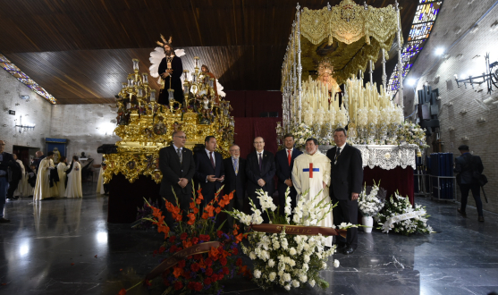 Ofrenda tradicional en la hermandad del Polígono de San Pablo