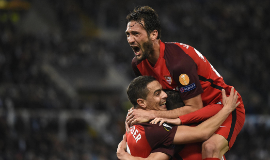 El Sevilla celebra el gol en Roma