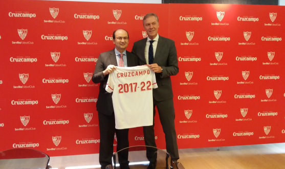 Los presidentes del Sevilla FC y de Heineken España, a la que pertenece Cruzcampo, posan con una camseta con la duración del acuerdo 