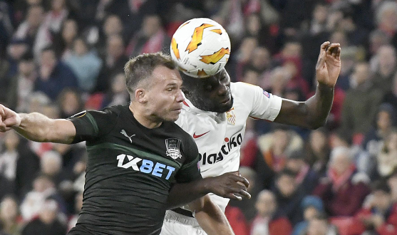 Amadou heads the ball against Krasnodar