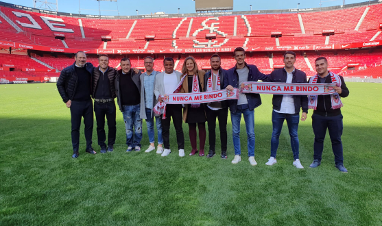 Amparo posa con los técnicos de fútbol femenino del Sevilla FC