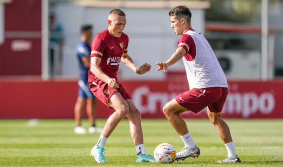 Augustinsson takes part in his first training session as a Sevillista