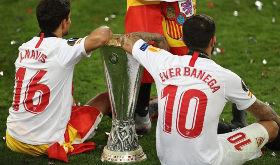 Banega y Navas posan con la UEFA Europa League