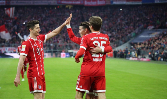 Lewandowski, James y Müller celebran un gol ante el Dortmund