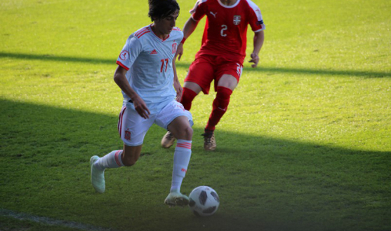 Bryan Gil de España sub-17 ante Serbia