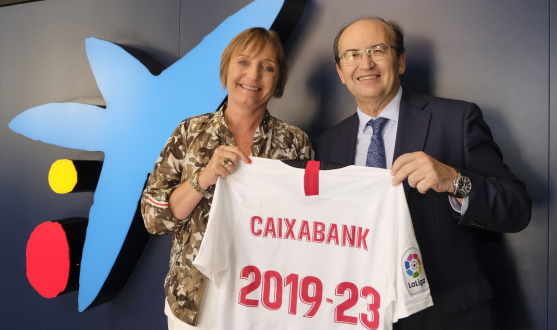 El presidente del Sevilla FC, José Castro, y la directora territorial de CaixaBank, María Jesús Catalá