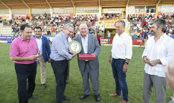 Manolo Cardo recibe un homenaje en el Estadio Guadalquivir