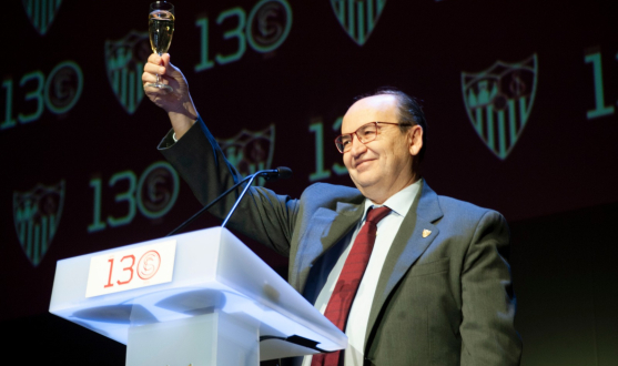 José Castro brinda tras su discurso en la cena del 130 aniversario