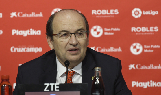 El presidente del Sevilla FC, José Castro, atiende a los medios