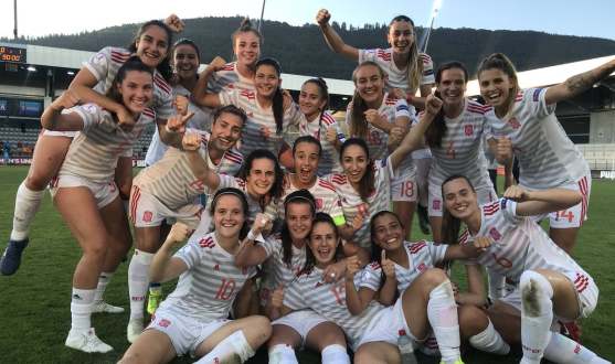 La selección española femenina sub-19, en la que figura Olga Carmona, jugadora del Sevilla FC, celebra su pase a la final del Campeonato de Europa
