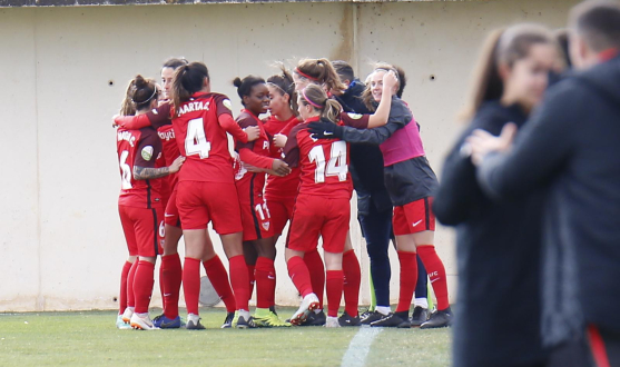 Las jugadoras del primer equipo femenino del Sevilla FC celebran el segundo tanto de su equipo, anotado por Jeni Morilla