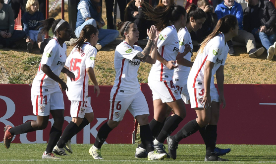Las jugadoras del primer equipo femenino del Sevilla FC celebran el tanto de Nagore Calderón en El Gran Derbi de la primera vuelta