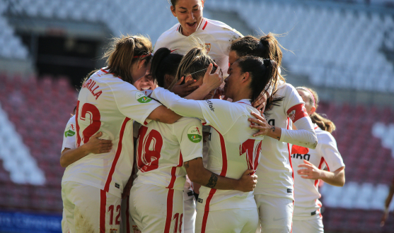 Las jugadoras del primer equipo femenino del Sevilla FC celebran el tanto de Toni Payne ante le EDF Logroño esta mañana en el Municipal de Las Gaunas