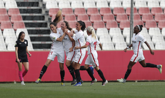Las jugadoras del primer equipo femenino del Sevilla FC celebran con la autora del gol el 1-0 anotado por Jeni Morilla ante el Madrid CFF