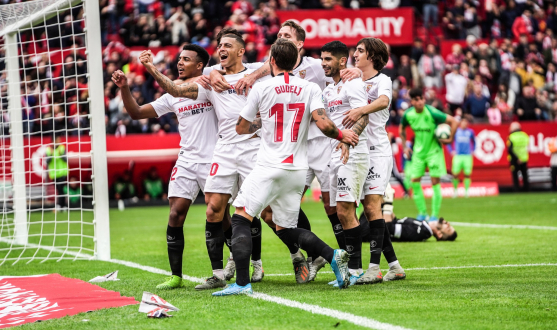 Piña de jugadores del Sevilla FC en la victoria ante el CD Leganés