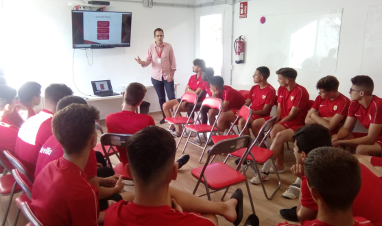 Charla sobre redes sociales en la residencia del Sevilla FC