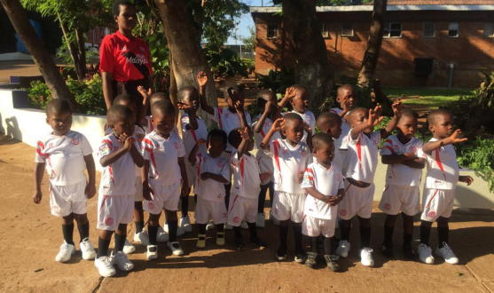Chicos del poblado de Chezi en Malawi, vestidos del Sevilla FC