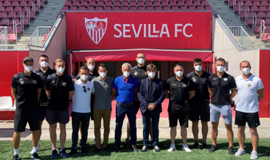 La delegación del Chrobry Glogon junto a los responsables del Sevilla FC