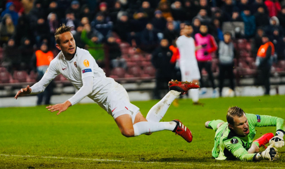 De Jong pone un balón de gol para En-Nesyri ante el Cluj