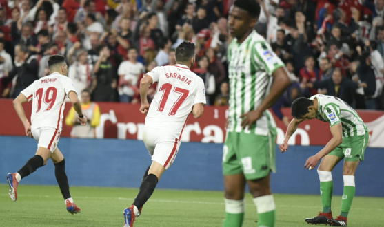 Munir y Sarabia celebran un gol contra el Betis