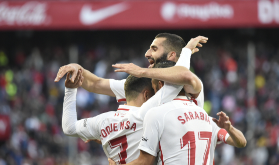 Sevilla's players celebrate the win against Alavés