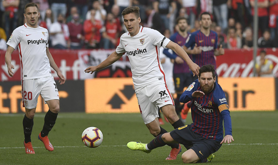 Wöber del Sevilla FC ante el Barcelona