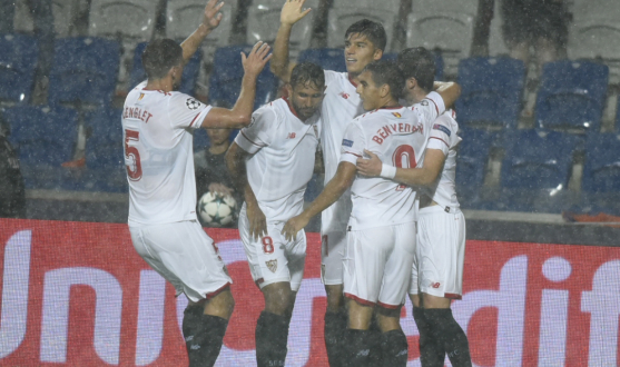 Los jugadores sevillistas celebran un gol en Estambul