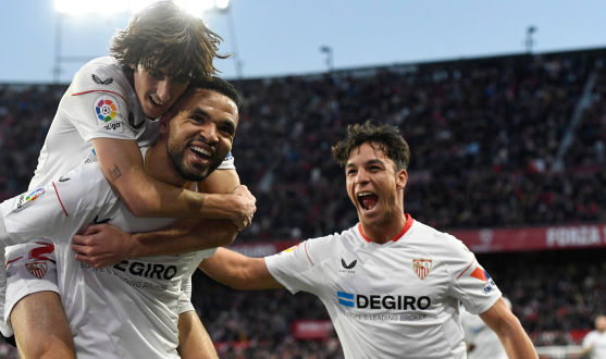 Bryan and En-Nesyri celebrate with Óliver after a goal against Mallorca