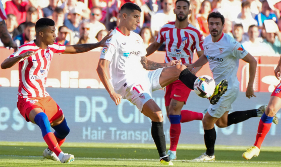 Erik Lamela del Sevilla FC ante el Atlético de Madrid