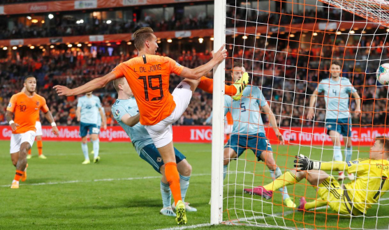 De Jong anota un gol con Países Bajos