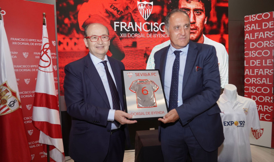 José Castro presents Francisco with the Hall of Fame award 