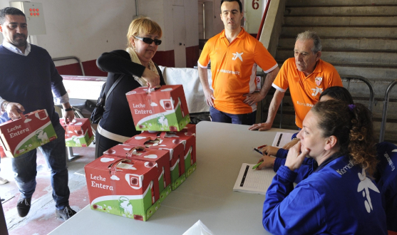 Recogida de leche para el Banco de Alimentos de la Fundación del Sevilla FC