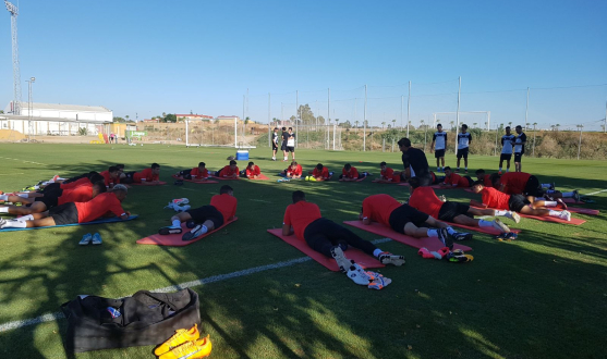 Estiramientos del Sevilla Atlético en la ciudad deportiva